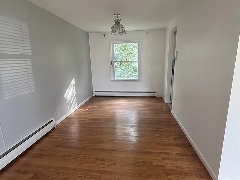 10 Imperial Dr — Photo 4
