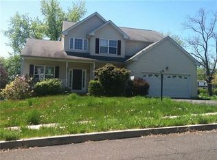 91 Pebble Beach Ln, Pottstown, PA 19464