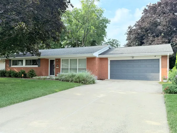 207 Ivanhoe Way, Bloomington, IL 61701