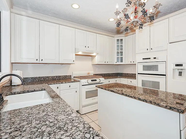 3729 Edgehill Dr — Photo 12
