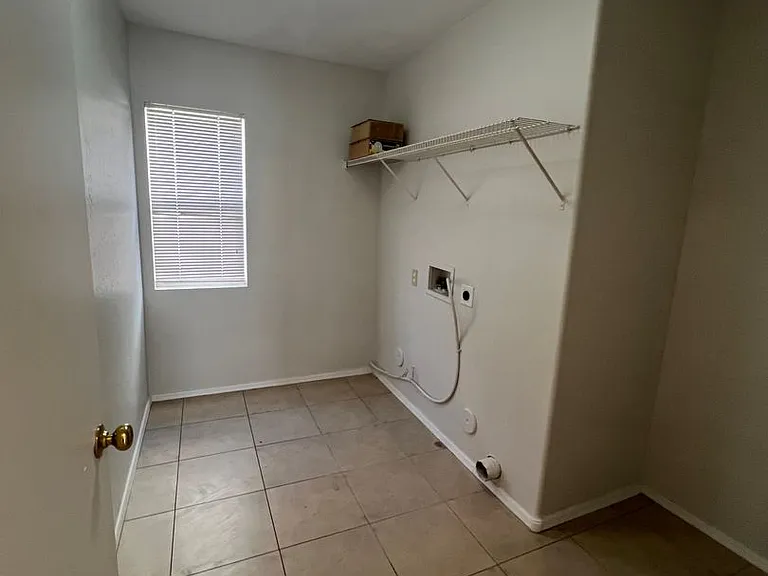 12410 W Pershing St — Photo 8