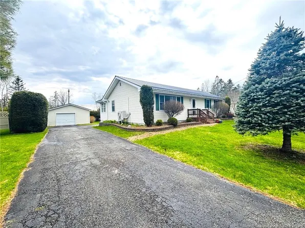 35 Thomas Ave, Saint Andrews, NB E5B 2M7