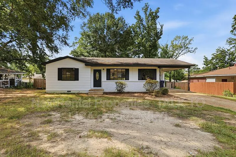 2033 Carolyn Ln