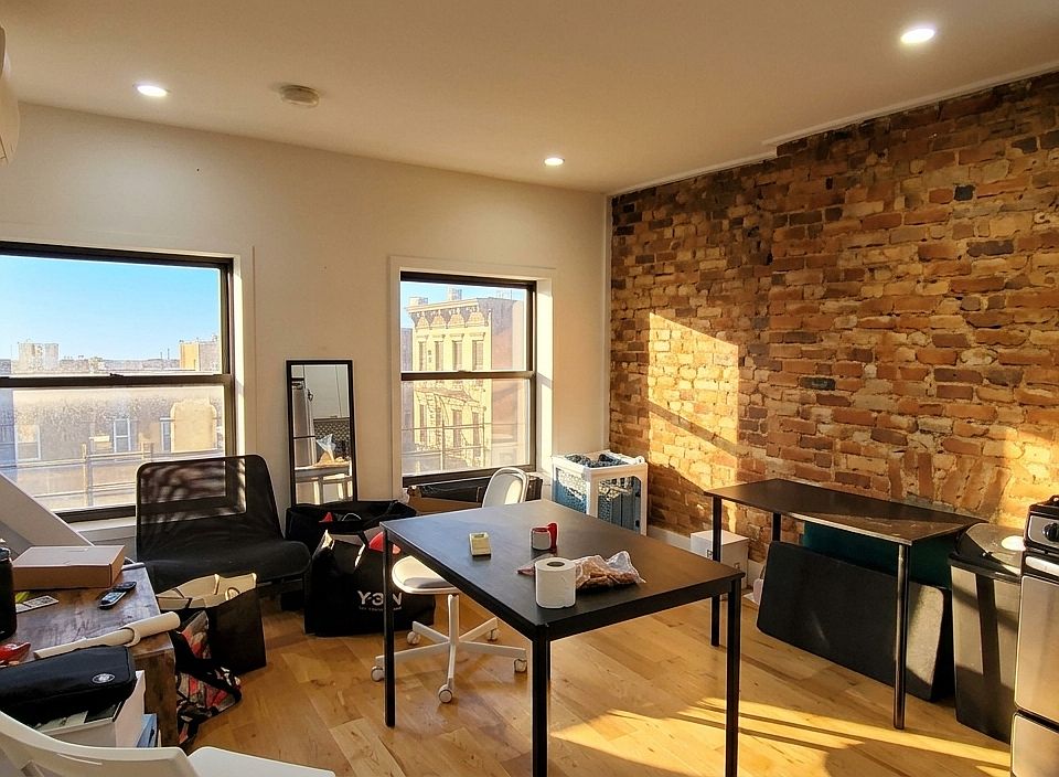 1st image of 129 Ryerson St APT 3