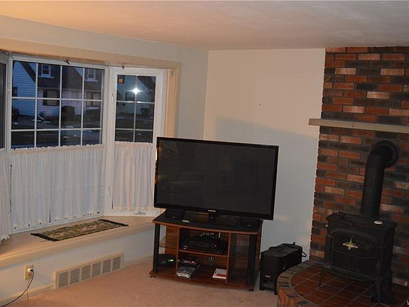 5th image of 283 Wrexham Ct N