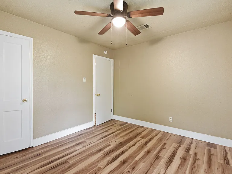 1109 E Walker St — Photo 6
