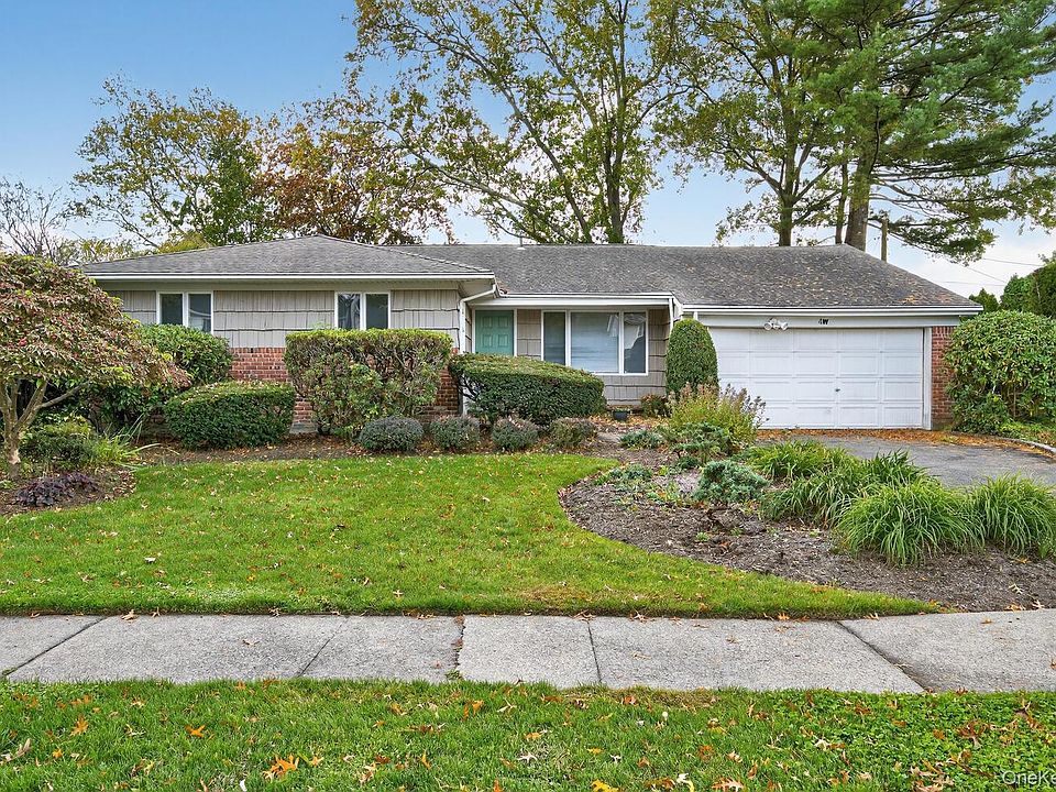 1st image of 4 W Oak Hill Drive