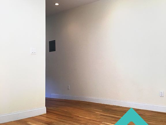3rd image of 709 Dekalb Ave APT 9A