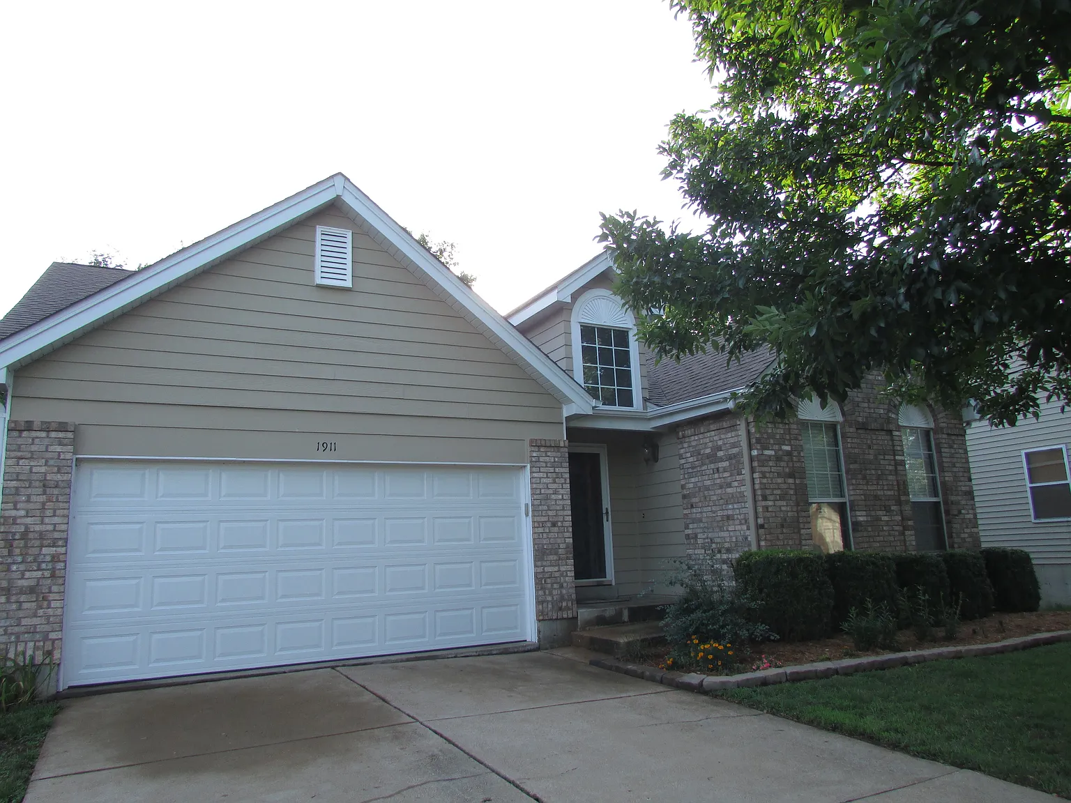 1911 Strawberry Ridge Dr photo 1