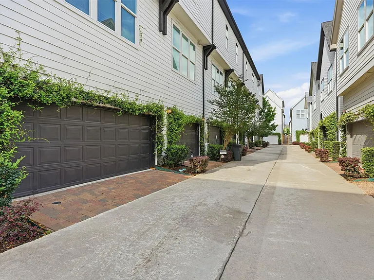 8612 Emnora Ln — Photo 3