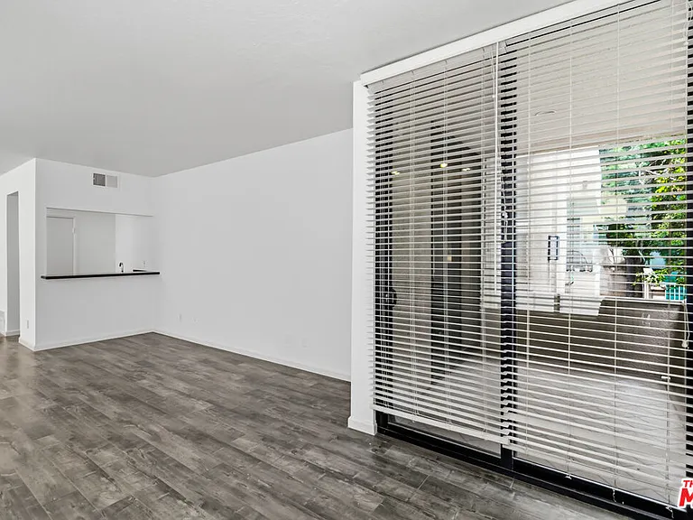 500 S Barrington Ave #2 — Photo 9
