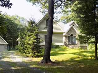 42 Holiday Dr, Hawley, PA 18428