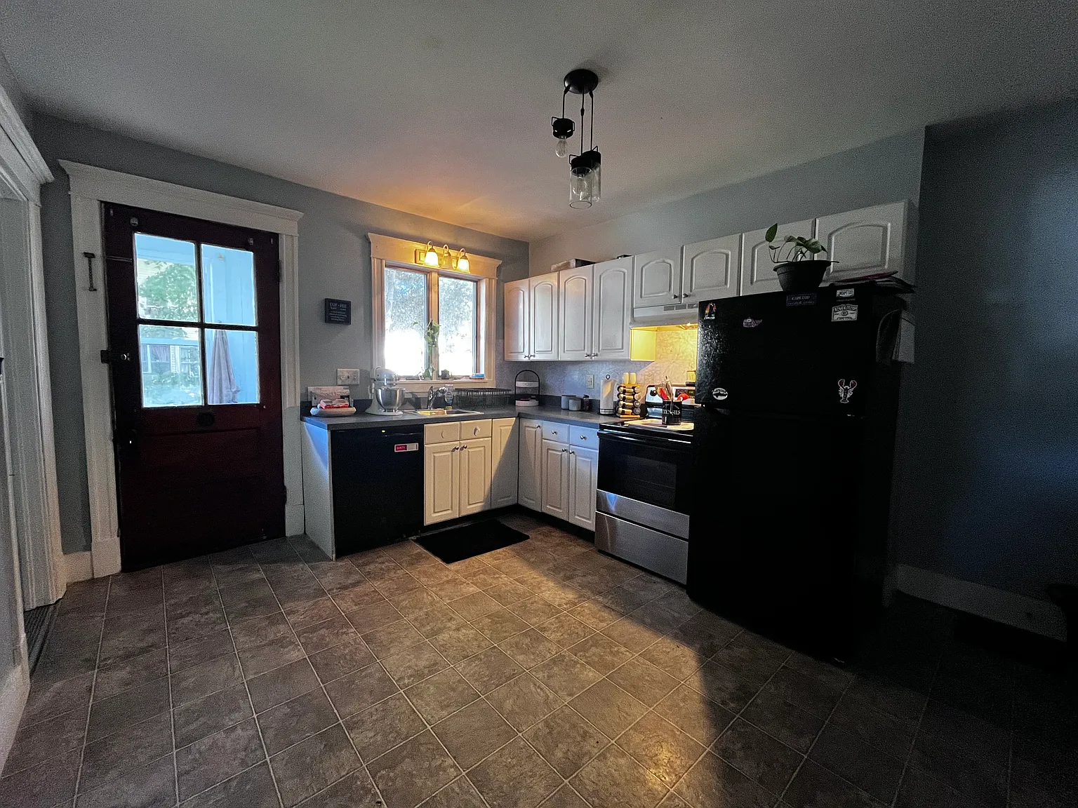 5 bed, 1490 sqft, $2,100 — Photo 1