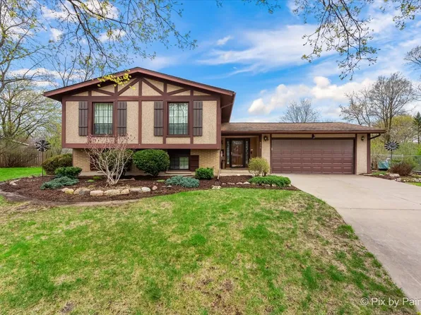 830 Buckingham Ct, Crystal Lake, IL 60014