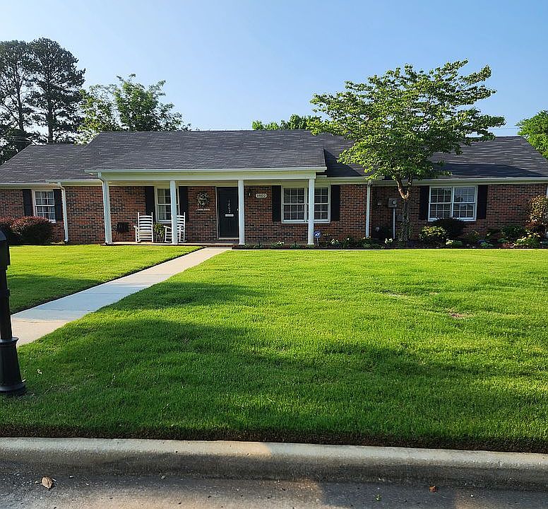 Large corner lot brumuda grass