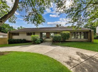 6 Shelburne Dr, Oak Brook, IL