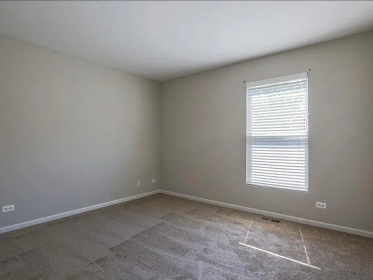 565 Conservatory Ln — Photo 3