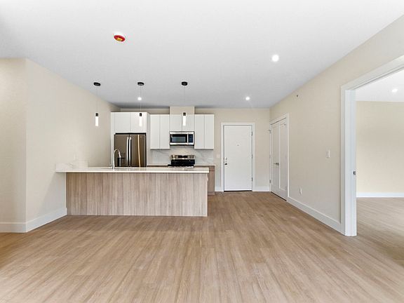 2nd image of 850 Broad Ave #D