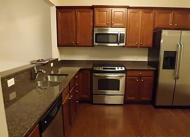 3 bed, 2.5 bath, 1702 sqft, $2,450 — Photo 4