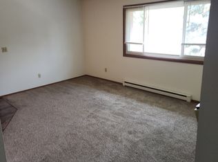 771 McKinley Ave APT 4, Hartford, WI 53027
