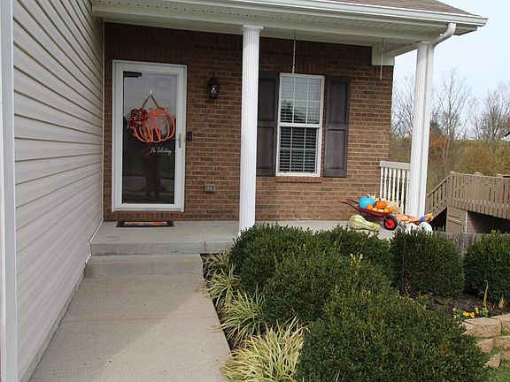 3rd image of 725 Amanda Ct