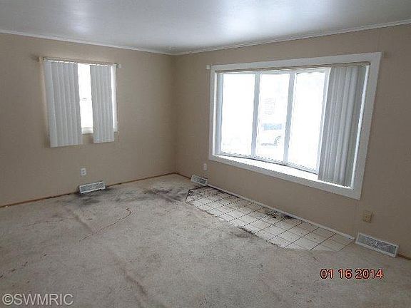 4th image of 144 Mason Ave N
