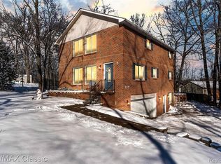 525 Granda Vista Dr, Milford, MI 48380