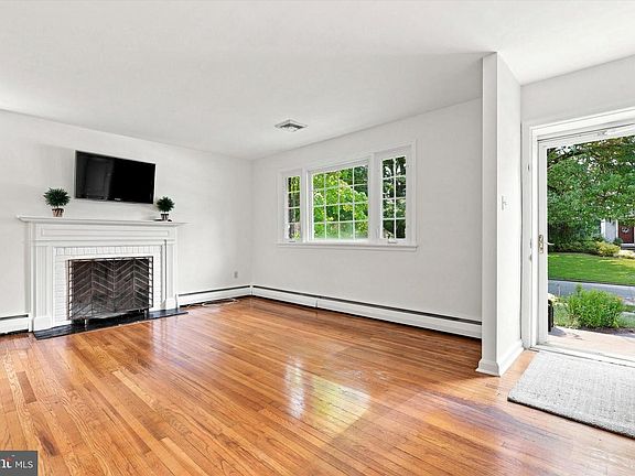 5th image of 303 Landsende Rd