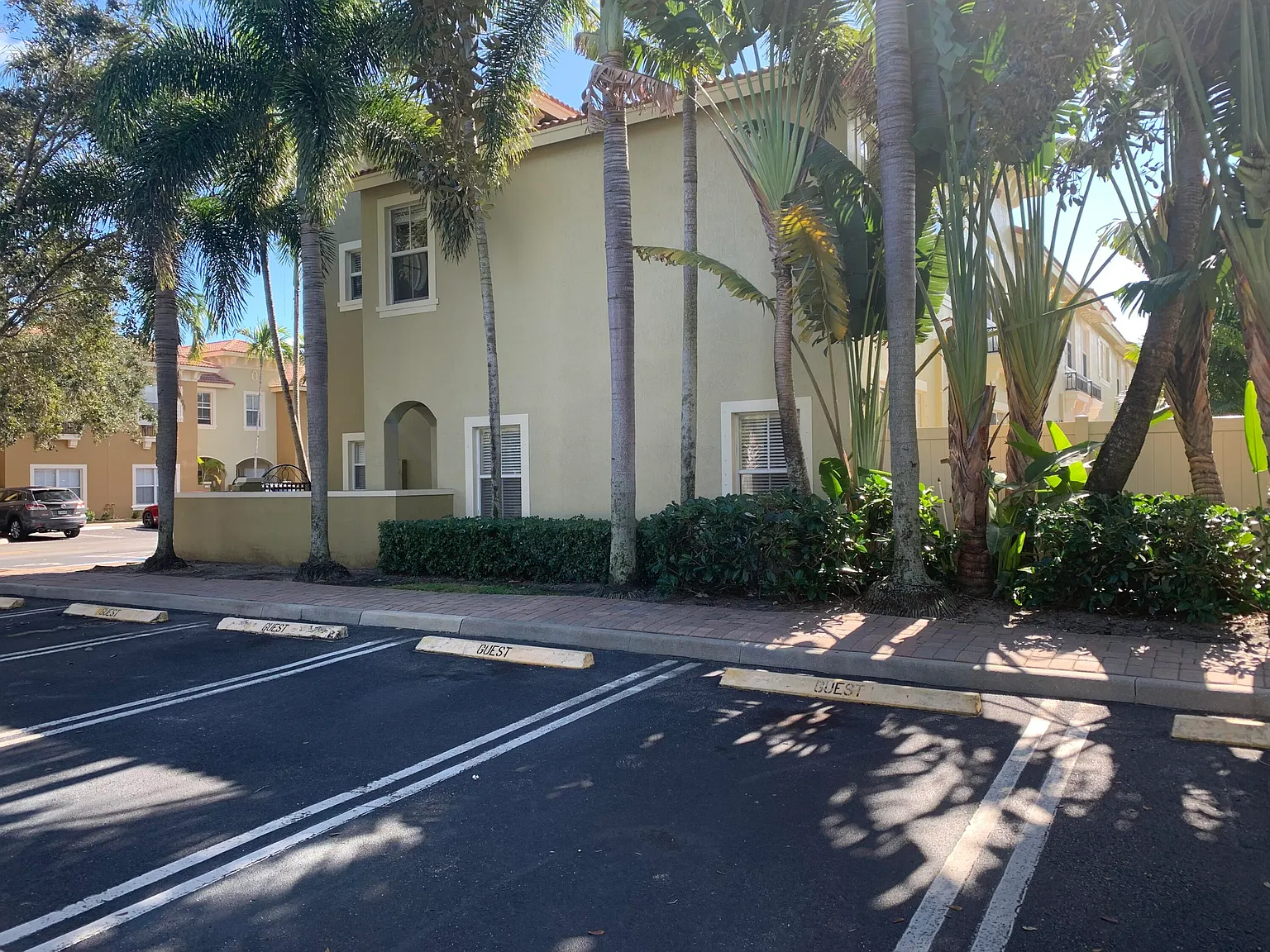 3 bed, 3.0 bath, 1584 sqft, $2,600 — Photo 2