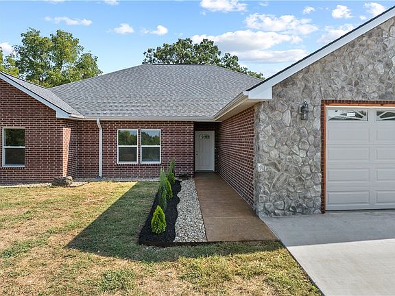 5th image of 210 Rose Hill Dr