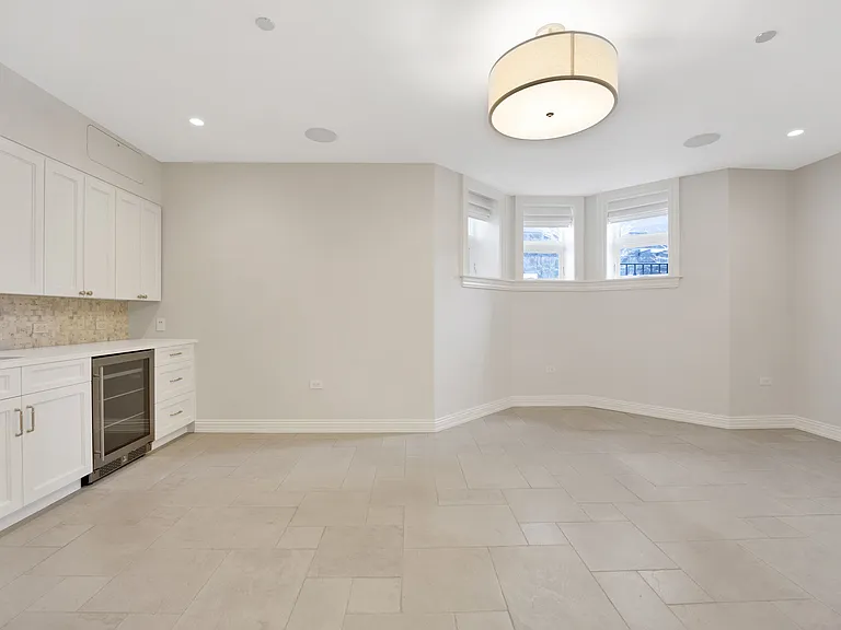 105 W Chestnut St — Photo 16