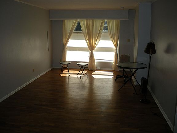 3rd image of 1016 S Emerald Ln