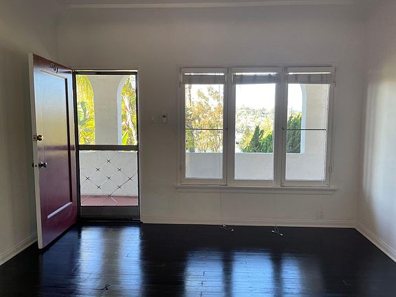 3rd image of 2355 Cove Ave APT 301