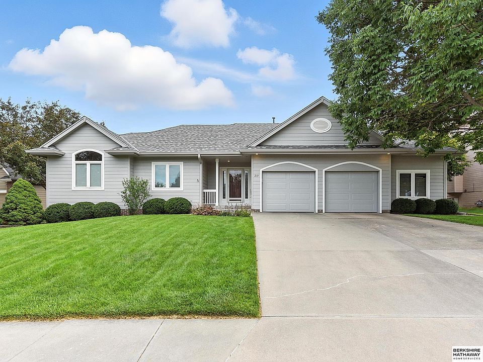1st image of 219 Oakmont Dr