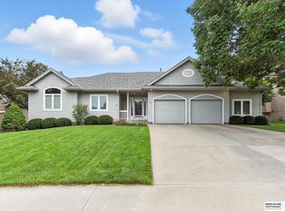 219 Oakmont Dr, Papillion, NE 68133