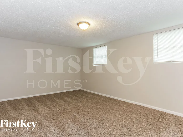917 Montclair Dr — Photo 7
