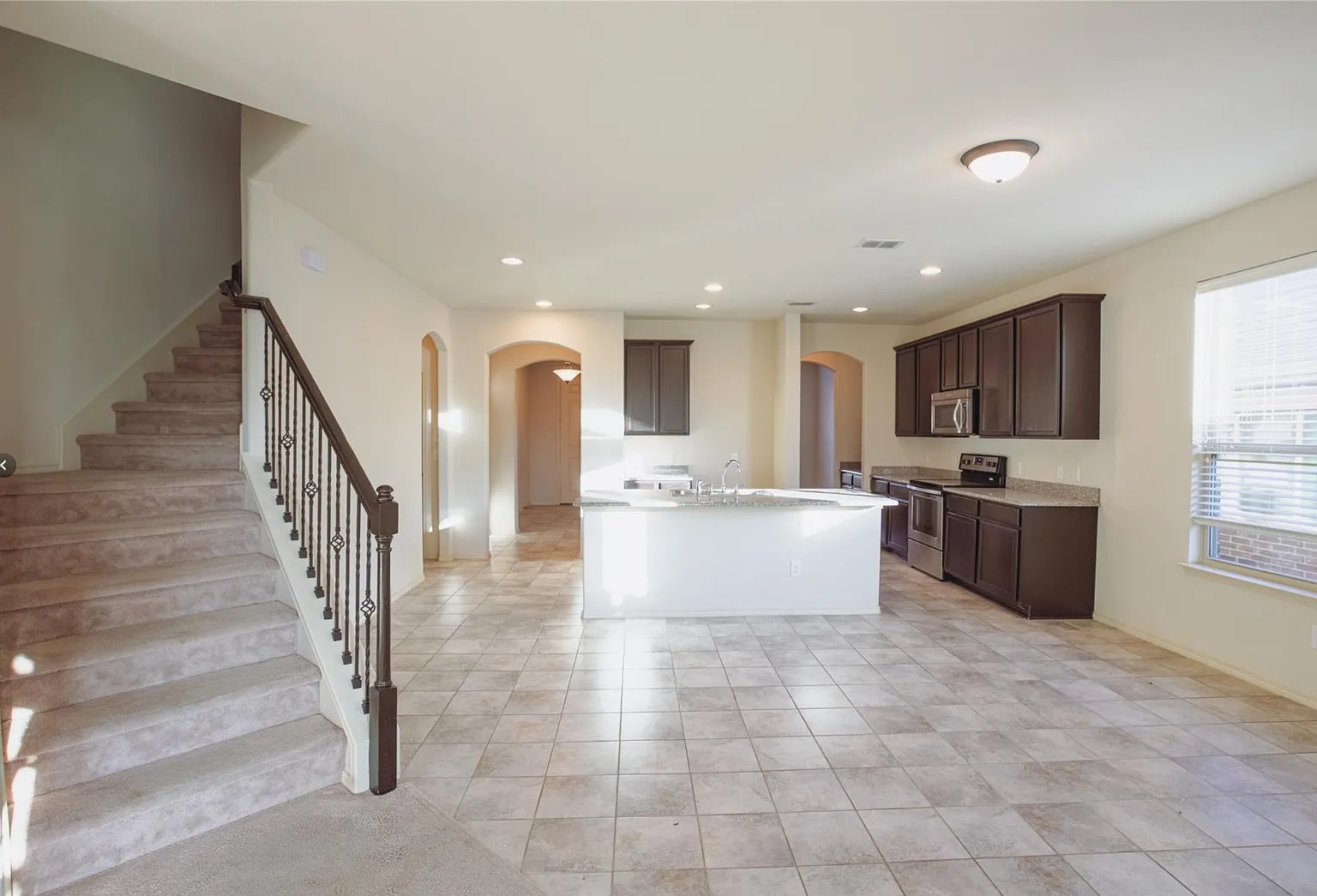 5 bed, 3.5 bath, 3994 sqft, $3,650 — Photo 4