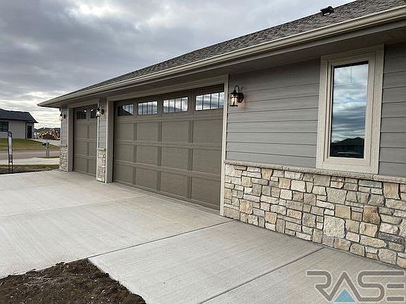 3rd image of 812 E Shadow Creek Ln