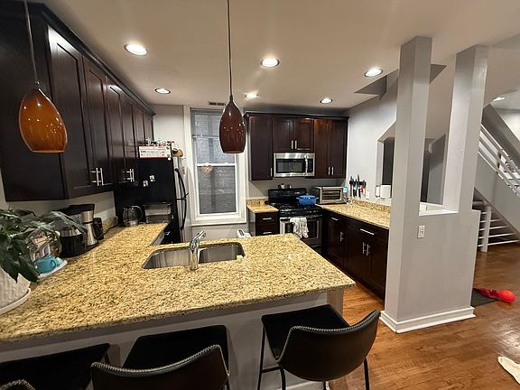 4th image of 1522 N Wood St #2
