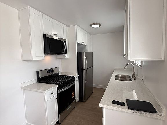 3rd image of 14119 Gilmore St #13efeee35