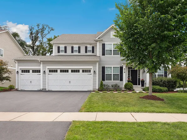 819 Heatherfield Cir, Naperville, IL 60565