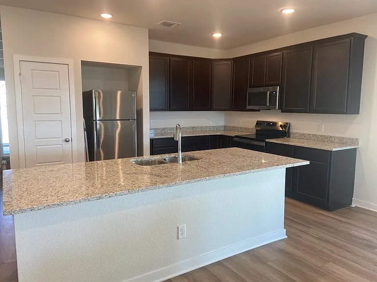 909 James Parker Cir — Photo 7
