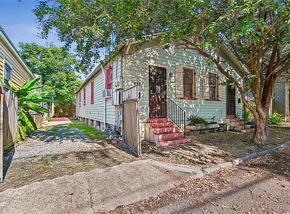 2nd image of 914 Congress St