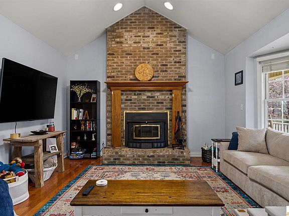 2nd image of 462 Wonderland Rd