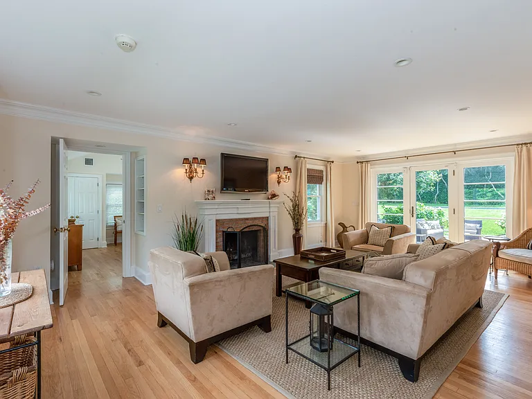 245 Old Town Rd — Photo 4