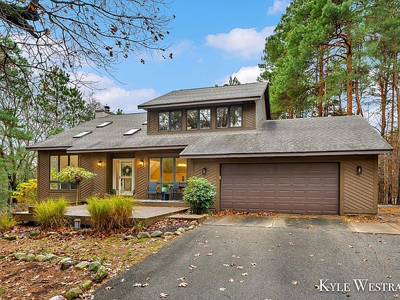 2nd image of 10970 Wellington Dr NE