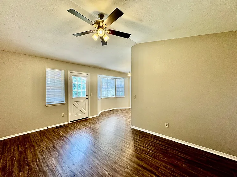 1006 Richmond St — Photo 4