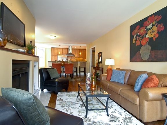 3rd image of 921 W Gunnison St APT 1E