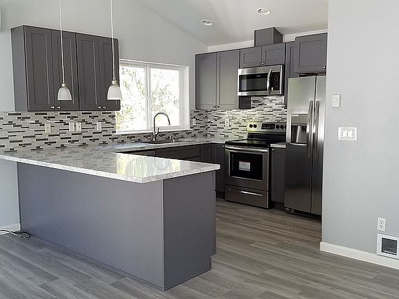 Kitchen w/ breakfast bar