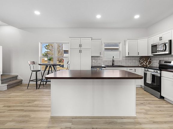 5th image of 118 Forest St